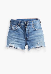 Short en jean bleu avec ourlets effilochés, fermeture à boutons sur le devant, passants pour ceinture et détails usés sur les poches et les jambes.