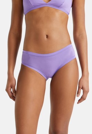 Mutande di colore lilla in tessuto elasticizzato con una superficie liscia, dotate di un ampio elastico in vita e di un taglio classico per una copertura ottimale.