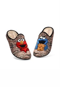 Zapatillas de casa suaves con un patrón de pared de ladrillo y bordado de Elmo en rojo y Cookie Monster en azul, sosteniendo una galleta. Diseño sin cordones.