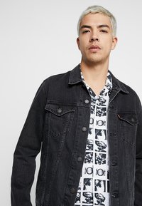 Levi's® THE TRUCKER JACKET - Casaco de ganga - liquorice trucker