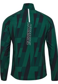 Groene sportjas met een geometrisch patroon in verschillende tinten groen en zwart, met een wit logo op de achterkant van de nek.