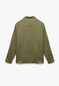 Olivgrön långärmad skjorta gjord av ett mjukt, lätt tyg. Har en klassisk krage och knappade manschetter med en minimalistisk design.