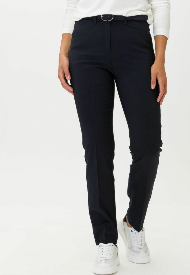 Pantaloni sartoriali blu navy con una texture liscia, vestibilità slim e una piega sottile. Presentano una cintura con una fibbia metallica rotonda e tasche laterali.