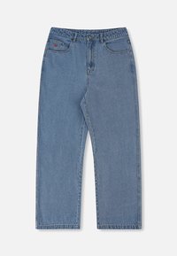 Lyseblå denimjeans med løs pasform, lige ben, fem lommer og lukning med knap. Har et diskret rødt logo på forlommen.