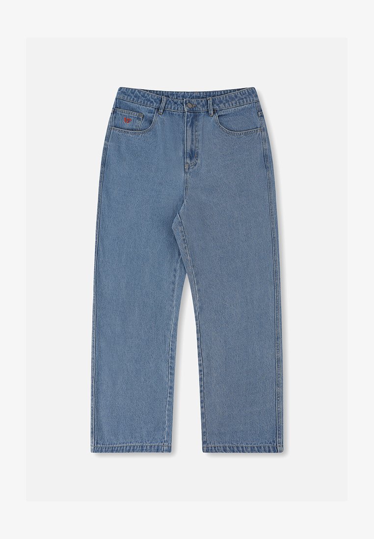 Lyseblå denimjeans med løs pasform, lige ben, fem lommer og lukning med knap. Har et diskret rødt logo på forlommen.