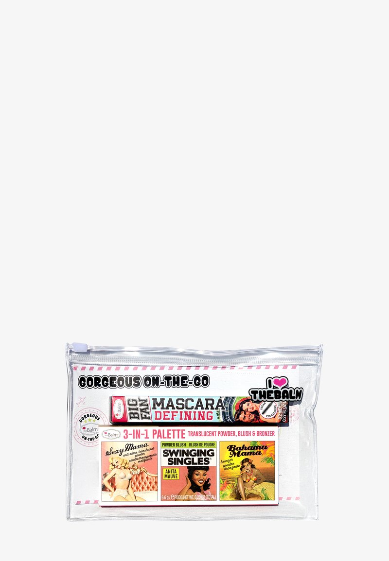 Durchsichtiger Kosmetikbeutel, der die Balm 3-in-1 Palette enthält, die mit buntem Packaging, Retro-Illustrationen und Produktnamen gestaltet ist, sowie Mascara.