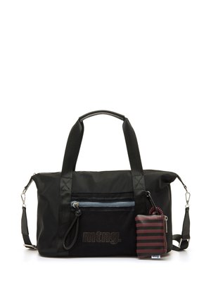 Bolsa de lona negra con doble asa, bolsillo delantero de malla con cremallera azul y bolsa adjunta de rayas rojas y negras.