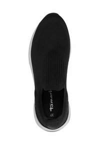 Scarpa nera slip-on con tomaia testurizzata, punta arrotondata e suola bianca a contrasto. Presenta un tessuto elasticizzato e un branding minimale.