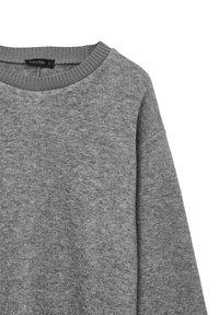 Maglione grigio con scollatura tonda e orlo a costine, realizzato in tessuto testurizzato, con spalle abbassate e vestibilità rilassata. Etichetta del marchio visibile.