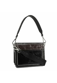 Zwarte en glanzende handtas met een gestructureerde flap in chocoladebruin, zilveren hardware en een brede verstelbare schouderband met logo-accenten.