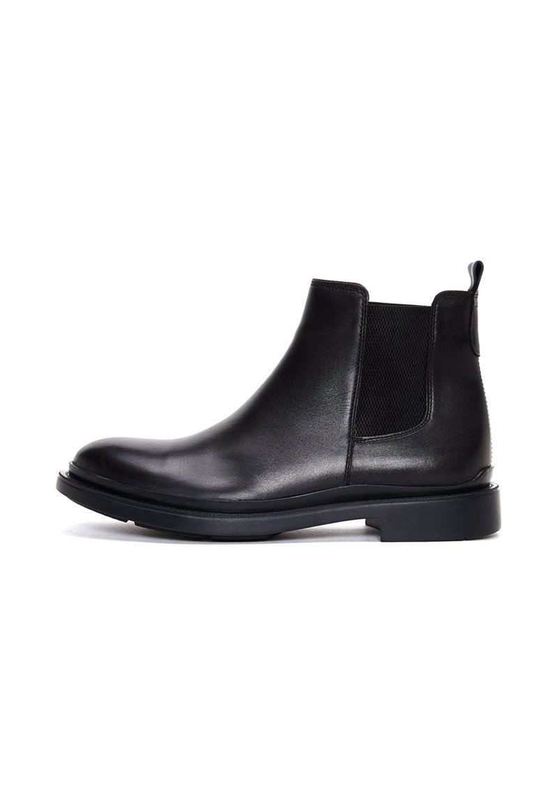 Stivaletti Chelsea in pelle nera con pannelli laterali elastici, finitura liscia, punta arrotondata e suola in gomma resistente.