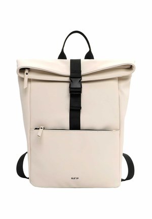 Zaino a rotolo color crema con cinturino nero con fibbia, tasca frontale con cerniera e manico e spallacci neri, con il marchio "RUE'09" sulla parte anteriore.