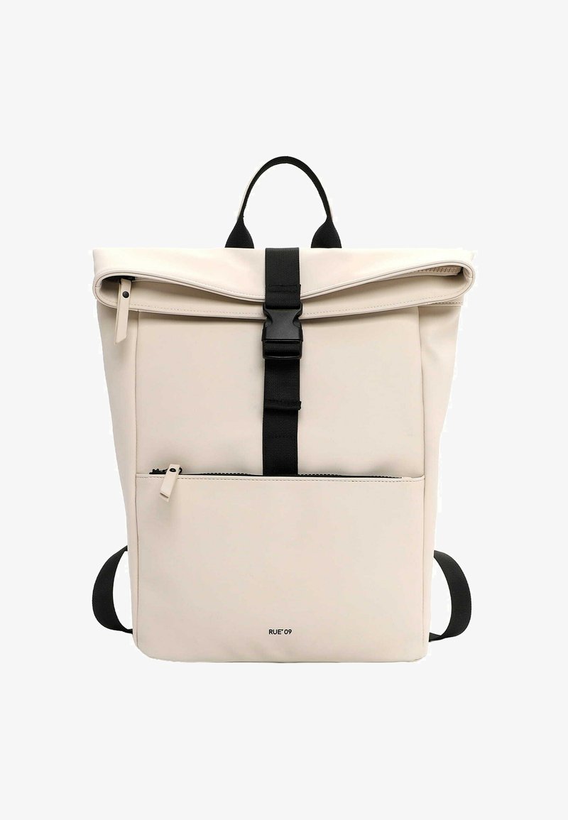 Mochila enrollable de color crema con correa de hebilla negra, bolsillo frontal con cremallera y asas y correas de hombro negras, con la marca "RUE'09" en el frente.