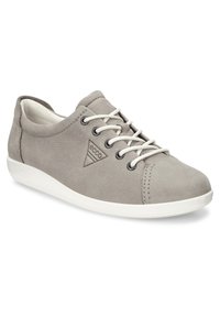 Grå semsket sneakers med hvit gummisåle, rund tå og kontrasterende lisser. Har et merket trekantlogo på siden.
