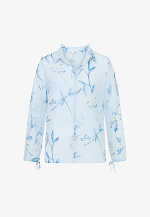 Lichtblauwe blouse met lange mouwen, bedrukt met aquarelachtige blauwe en lichtgele bloemen, met knoopsluiting aan de voorkant, kraag en strikjes bij de mouwboorden.