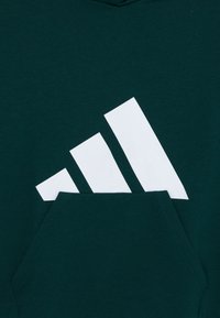 Gr�üne Kapuzenjacke aus Baumwollmischgewebe mit einem großen weißen Dreistreifen-Logo. Verfügt über eine vordere Tasche und eine strukturierte, weiche Oberfläche.