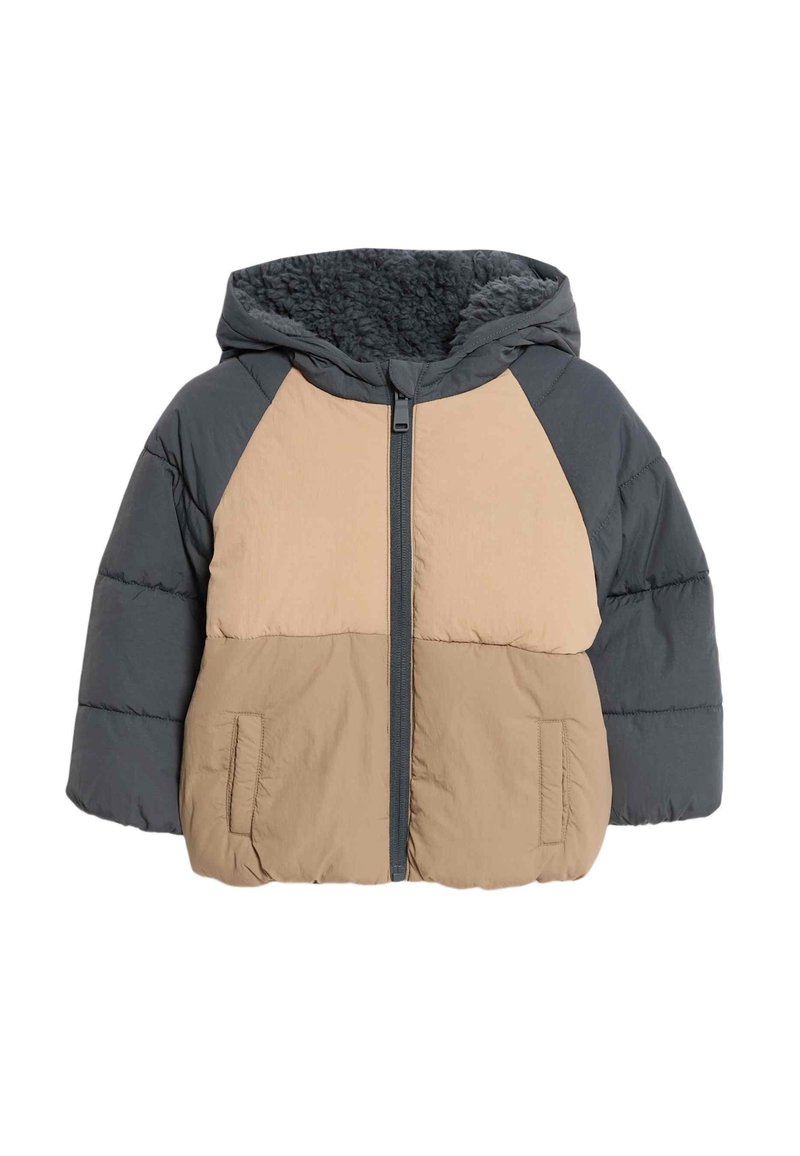 Puffjacka med huva, med grå och beige sektioner. Vadderad textur, dragkedja framtill och två sidofickor. Mjuk inre foder.
