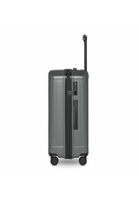 Valigia rigida grigia con manico estraibile, quattro ruote girevoli, maniglia laterale e lucchetto a combinazione incorporato su sfondo bianco.