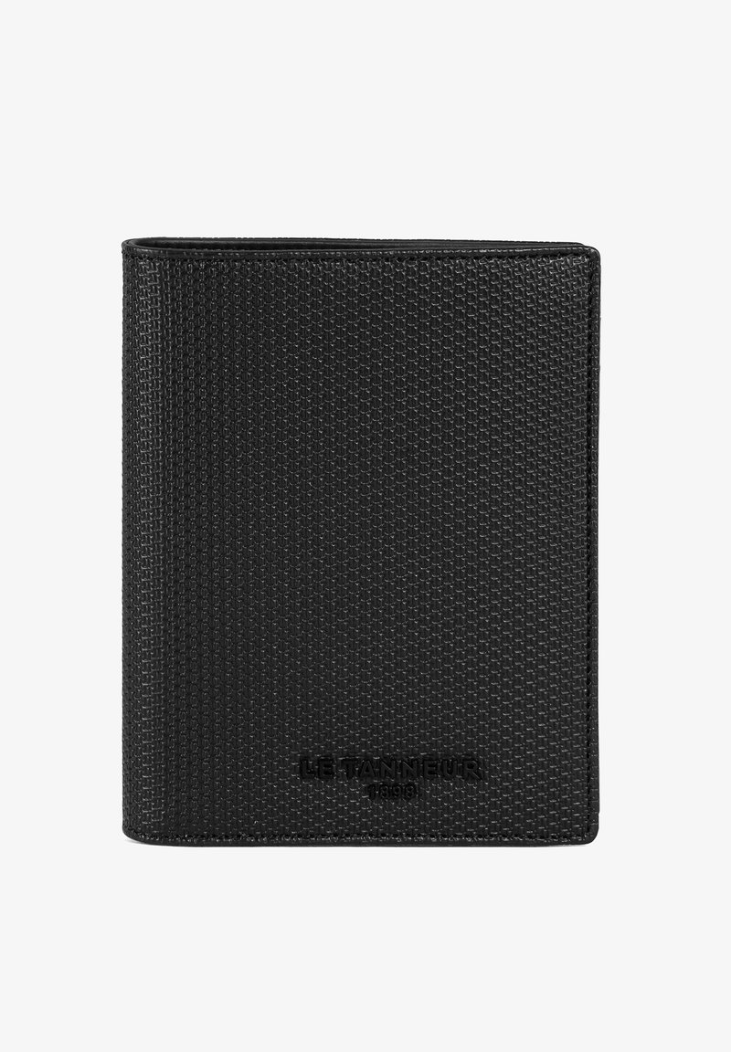 Billetera de cuero negro texturizado con un patrón en cuadrícula. Presenta un logo en relieve en la parte inferior frontal. Forma compacta y rectangular.