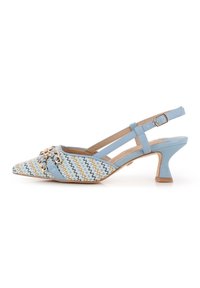 Zapato slingback azul claro con punta afilada, textura tejida, acentos dorados y un tacón bloque de altura media.