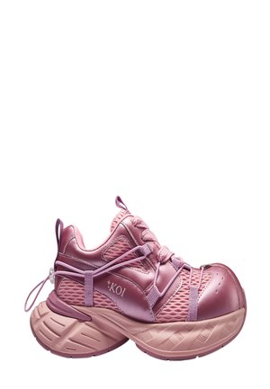 Adidași atletici roz cu talpă groasă texturată, partea superioară din plasă și material sintetic, șireturi, curele decorative și inscripția "KOI" pe lateral.