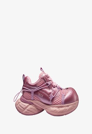 Masywne różowe sportowe buty z grubą, teksturowaną podeszwą, siateczkową i syntetyczną cholewką, sznurowadłami, dekoracyjnymi paskami oraz logo „KOI” po boku.