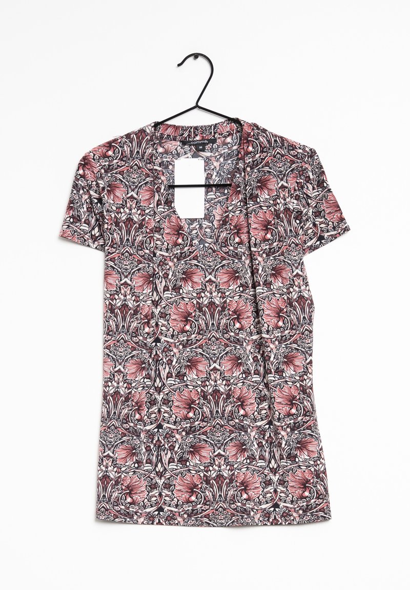 Kurzarmoberteil mit einem komplexen Blumenmuster in Rot- und Schwarztönen, das einen quadratischen Ausschnitt am Ausschnitt aufweist.