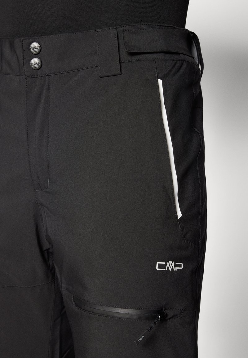 Zwarte outdoorbroek met een gladde textuur, twee knopen bij de taille, witte ritszakken en een logo op de dij.