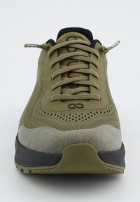 Baskets de sport vert olive avec un dessus en mesh et en daim, lacets ronds, trous de ventilation et une semelle en caoutchouc noir durable.