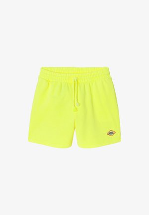 Shorts en jaune néon avec taille élastique et cordon de serrage, portant un petit patch "Sunset Club" sur la jambe gauche.
