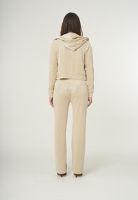 Juicy Couture MADISON - Užtrauktuku užsegamas treningas - brazilian sand