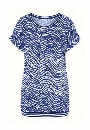 Modrá a bílá košile s krátkým rukávem se zebrovitými pruhy, kulatým výstřihem a proužkovaným lemováním na límci a spodním okraji.