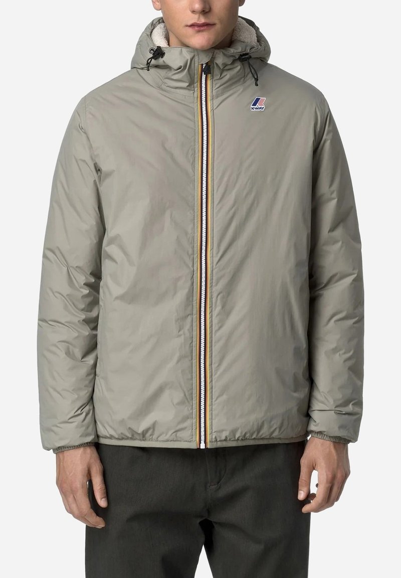 Giacca imbottita grigia chiara con cappuccio, zip frontale con una striscia colorata e un logo ricamato sul petto. Polsini elasticizzati.