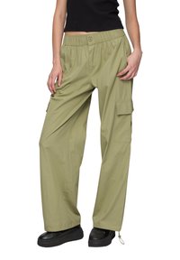 Olivengroene cargo broek met een elastische tailleband, zijzakken en een ontspannen pasvorm. Gemaakt van lichte stof met een gladde textuur.