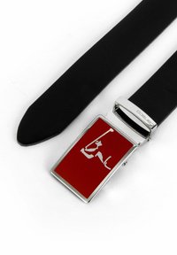 Schwarzer LederGürtel mit einer silbernen rechteckigen Schnalle, die ein rotes Panel und ein weißes Silhouetten-Design aufweist. Glatte Textur, eleganter Schnitt.