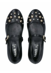 Ballerine in pelle nera con punta rotonda, con borchie in oro, argento e metallo scuro, e una fascia nera con una fibbia dorata. Marchio Morelli all'interno.