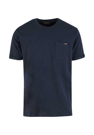 Marineblauwe T-shirt met korte mouwen van zacht materiaal. Heeft een zak aan de linkerborst met een kleine kleuraccent. Eenvoudig ontwerp.