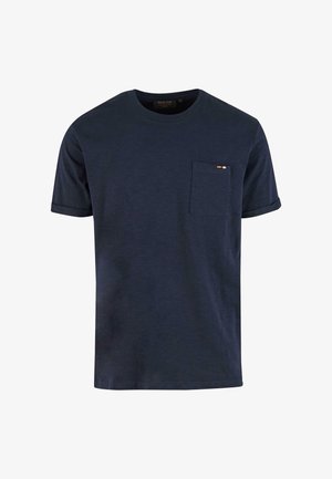 Marineblauwe T-shirt met korte mouwen van zacht materiaal. Heeft een zak aan de linkerborst met een kleine kleuraccent. Eenvoudig ontwerp.