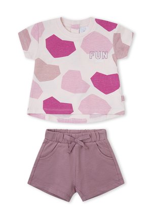 Camiseta de manga corta para niño pequeño con formas geométricas rosas y texto "FUN Vibes", combinada con pantalones cortos color malva con cintura elástica y bolsillos delanteros.