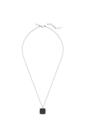 Collier chaîne en argent avec un petit pendentif carré noir et un fermoir réglable sur fond blanc.