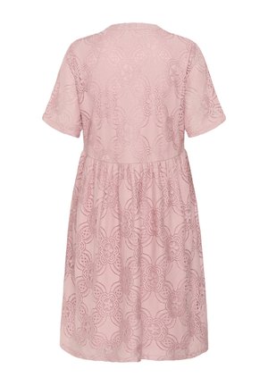 Robe en dentelle rose à manches courtes, ornée d'un motif floral, avec un col rond et une taille froncée, créant une silhouette évasée et décontractée.