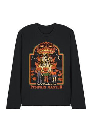 Drei Kinder und eine schwarze Katze mit Kürbisköpfen halten Händchen und blicken auf einen großen, flammenden Jack-o'-Lantern unter einem Sichelmond, mit dem Text "Lasst uns den Kürbismeister verehren."