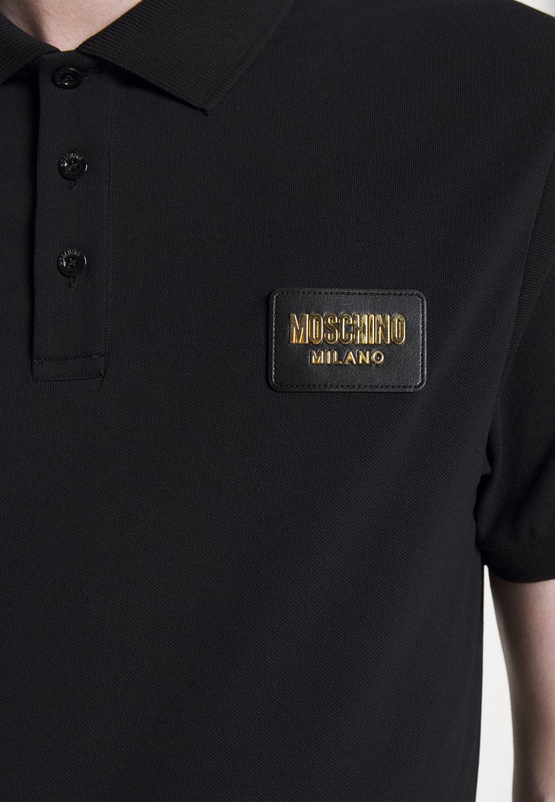 Herren Bekleidung | MOSCHINO UPPER BODY GARMENT Poloshirt black/schwarz - OI57545 Herren Bekleidung | MOSCHINO UPPER BODY GARMENT Poloshirt black/schwarz - OI57545