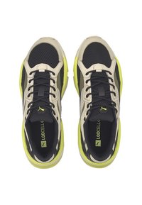 Tenisky s černým síťovaným svrškem, béžovými syntetickými překryvy a neonově zelenými akcenty. Silné podešve s texturovaným vzorkem pro lepší přilnavost. Viditelné šněrování a logo.