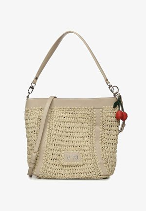Borsa intrecciata beige con rifiniture in pelle, tracolla regolabile e due ciondoli rossi a forma di ciliegia appesi di lato.