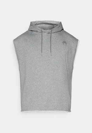 Γκρι αμάνικη φούτερ με κουκούλα, κατασκευασμένη από απαλό, υφασμάτινο ύφασμα με υφή, διαθέτει κουκούλα με κορδόνι και διακριτική λεπτομέρεια με λογότυπο στο στήθος.