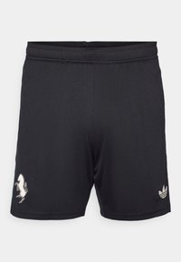 Sorte atletiske shorts lavet af glat stof, med et hvidt logo på venstre ben og et broderet tre-stribe logo på højre.