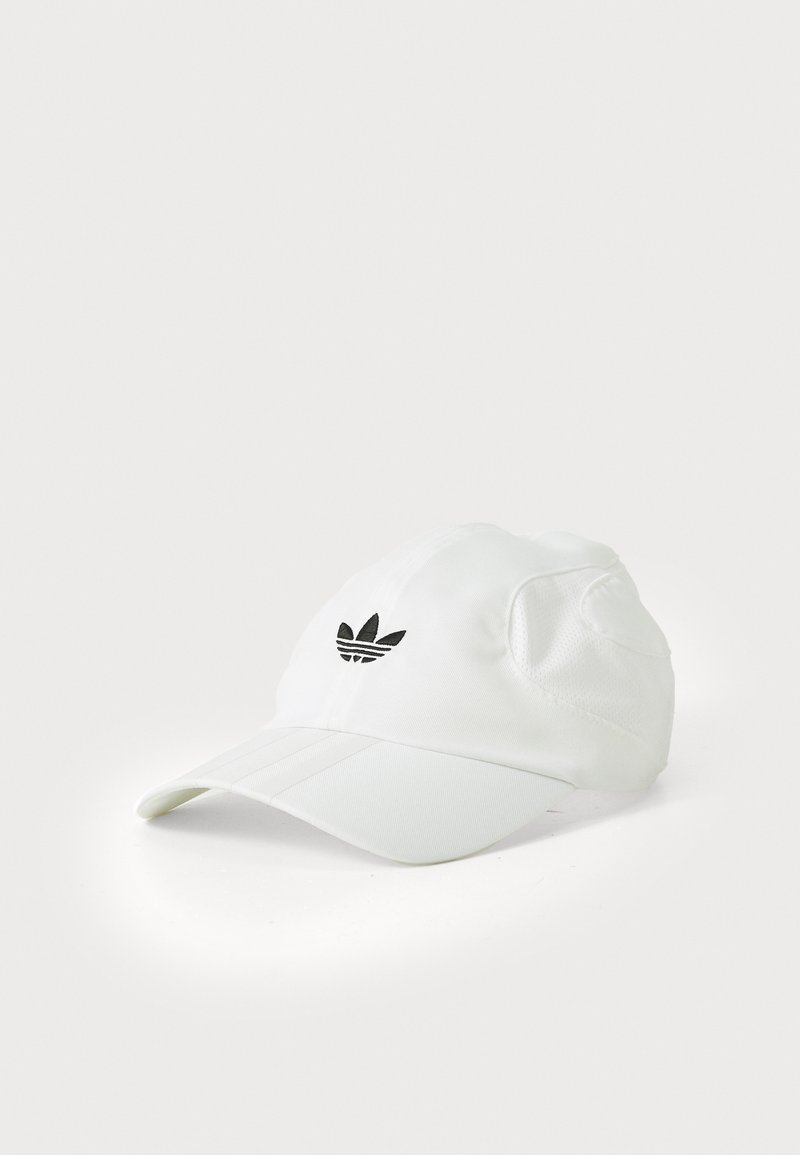 Hvid kasket lavet af stof med en struktureret skygge, der har et sort Adidas-logo på forsiden og teksturerede paneler på siderne.