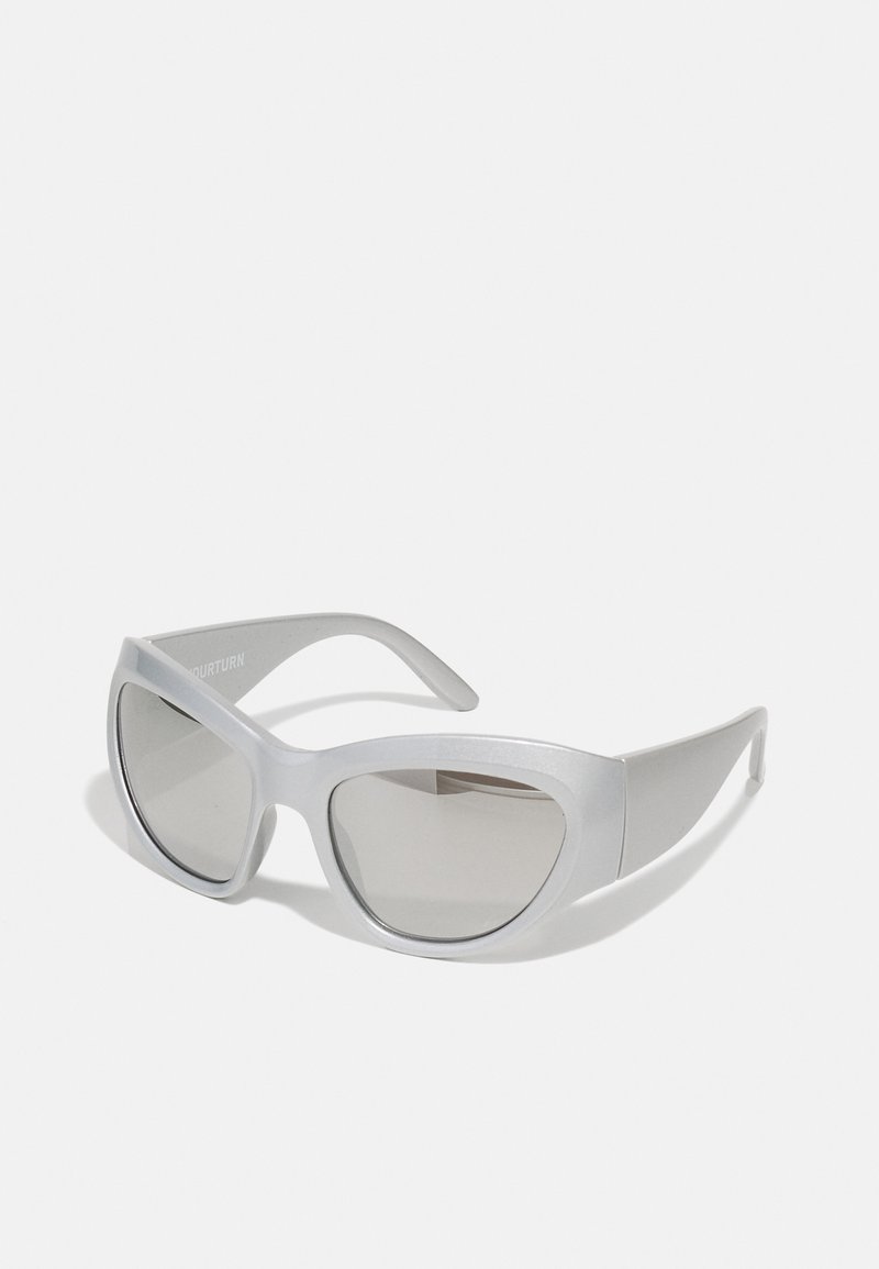 Silver sunglasses with a matte finish, wide frames and oval lenses. The design features slightly curved arms and a solid, lightweight structure.
