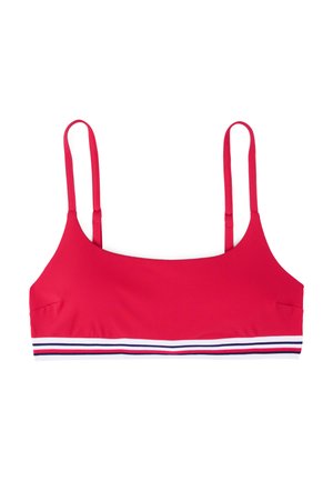 Punainen ribattu crop-top, jossa on ohuet säädettävät hihnat. Alaosassa on monivärinen raitabandi, jossa on valkoista, tummansiniistä ja punaista.